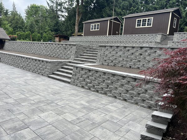 Retaining wall build in Seattle, King County by Rainier Rockeries.