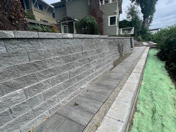 Retaining wall build in Seattle, King County by Rainier Rockeries.