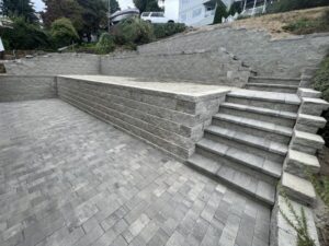 Retaining wall build in Seattle, King County by Rainier Rockeries.