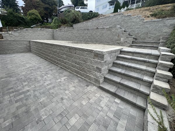 Retaining wall build in Seattle, King County by Rainier Rockeries.