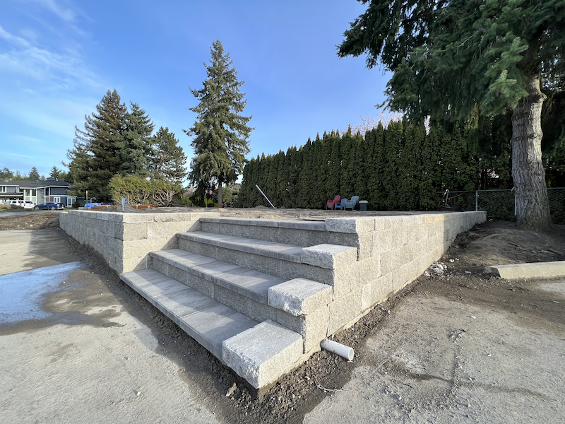 Bellevue WA retaining wall and patio steps.