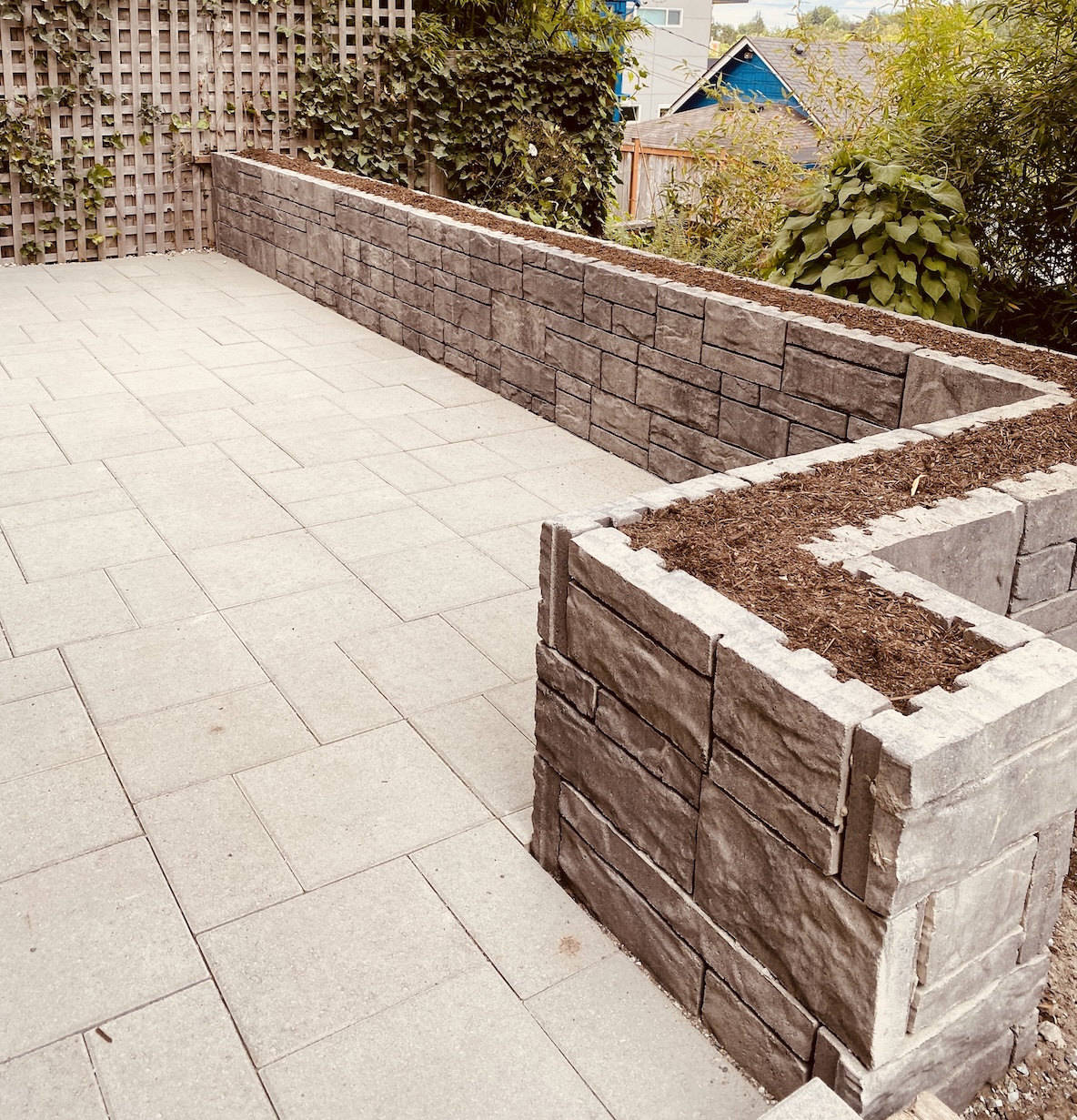 Bellevue WA retaining wall and paver patio installation.