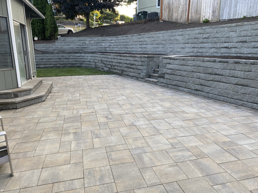 Kent WA block retaining wall with paver patio design