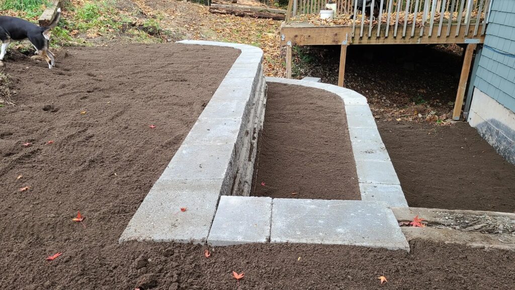 Bellevue 2-tier wall detail of block wall with curved angles.