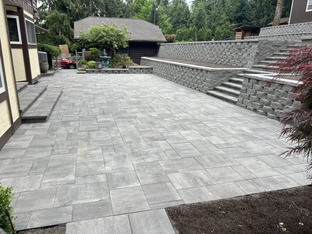 Kent backyard with big spacious space thanks to new pavers and block wall.
