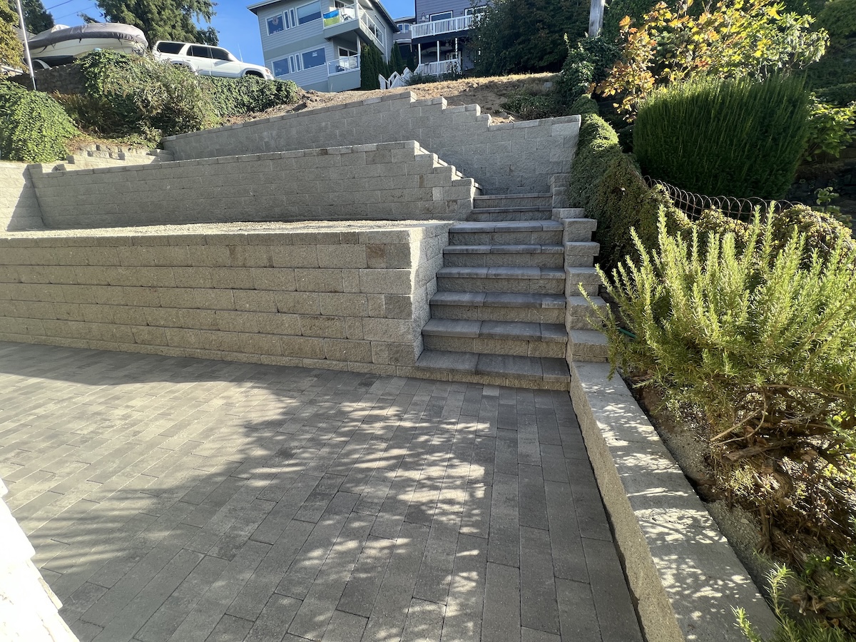 Block retaining wall in Tacoma with custom steps.